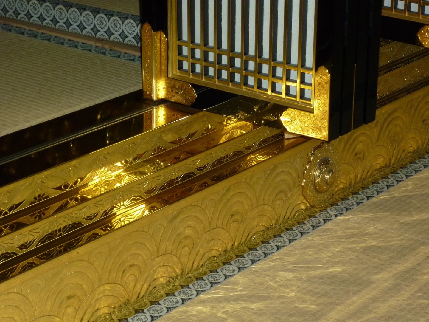 敷居金具